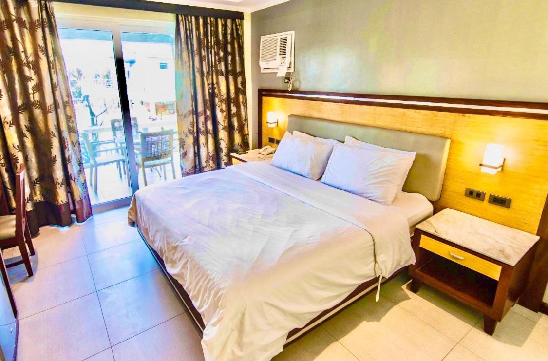 Mo2 Westown Hotel Iloilo Bagian luar foto