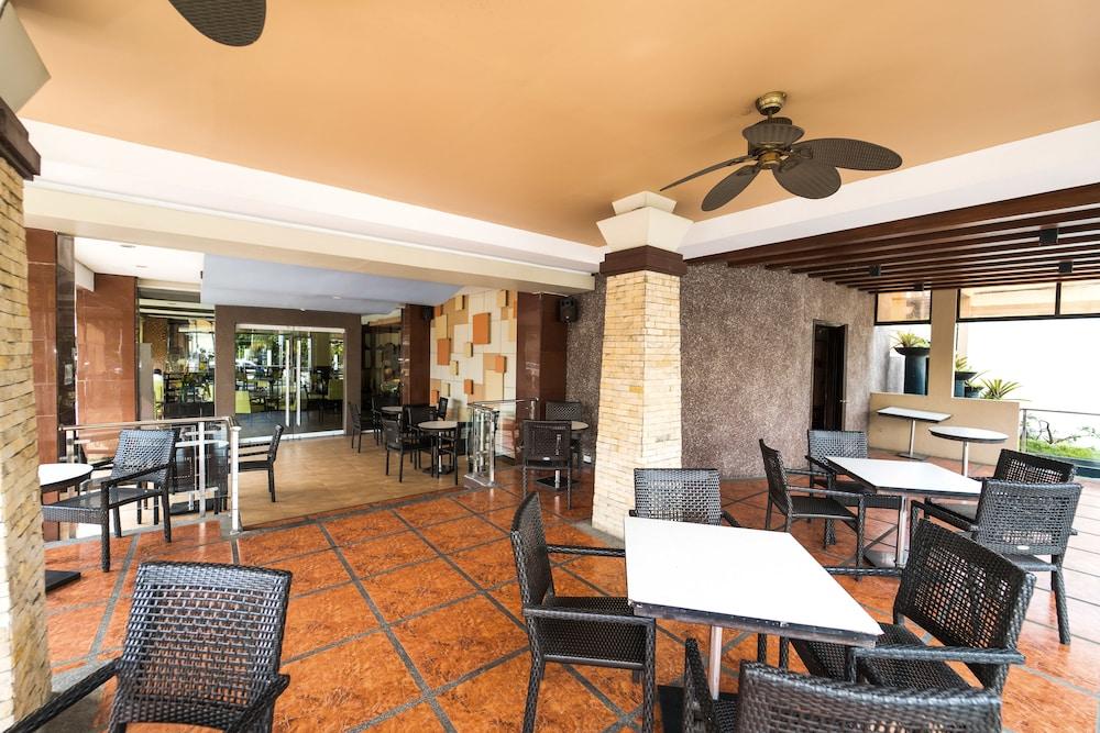 Mo2 Westown Hotel Iloilo Bagian luar foto