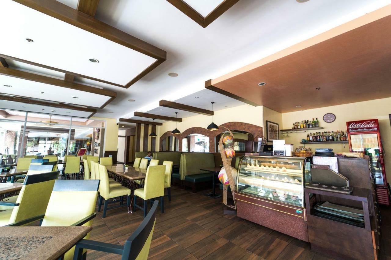 Mo2 Westown Hotel Iloilo Bagian luar foto