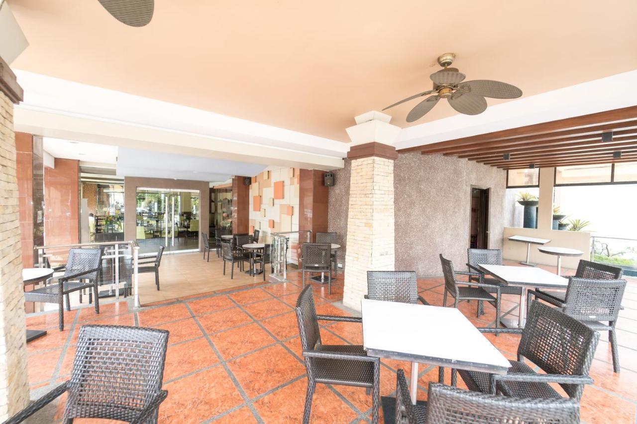 Mo2 Westown Hotel Iloilo Bagian luar foto
